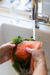 Zart-aromatischer gebeizter Lachs mit Zitrone, Dill und Ahornsirup – einfach gemacht und perfekt als elegante Vorspeise, zum Brunch und f&uuml;r festliche Anl&auml;sse.