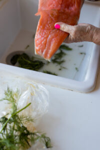 Zart-aromatischer gebeizter Lachs mit Zitrone, Dill und Ahornsirup – einfach gemacht und perfekt als elegante Vorspeise, zum Brunch und f&uuml;r festliche Anl&auml;sse.