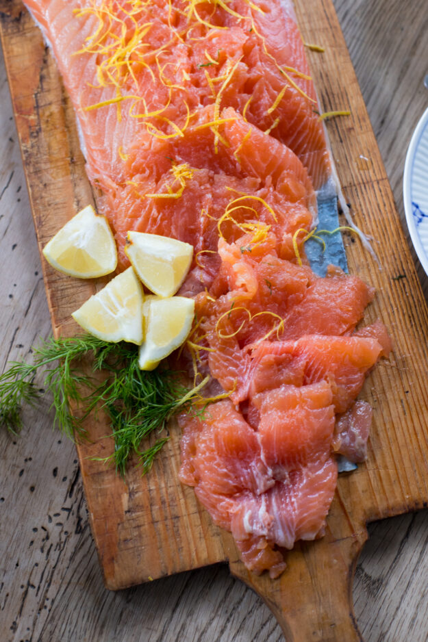 Zart-aromatischer gebeizter Lachs mit Zitrone, Dill und Ahornsirup – einfach gemacht und perfekt als elegante Vorspeise, zum Brunch und für festliche Anlässe.