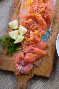 Zart-aromatischer gebeizter Lachs mit Zitrone, Dill und Ahornsirup – einfach gemacht und perfekt als elegante Vorspeise, zum Brunch und f&uuml;r festliche Anl&auml;sse.