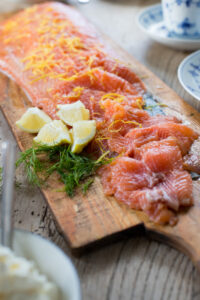 Zart-aromatischer gebeizter Lachs mit Zitrone, Dill und Ahornsirup – einfach gemacht und perfekt als elegante Vorspeise, zum Brunch und f&uuml;r festliche Anl&auml;sse.