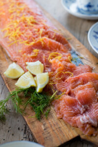 Zart-aromatischer gebeizter Lachs mit Zitrone, Dill und Ahornsirup – einfach gemacht und perfekt als elegante Vorspeise, zum Brunch und f&uuml;r festliche Anl&auml;sse.