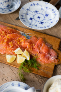 Zart-aromatischer gebeizter Lachs mit Zitrone, Dill und Ahornsirup – einfach gemacht und perfekt als elegante Vorspeise, zum Brunch und f&uuml;r festliche Anl&auml;sse.