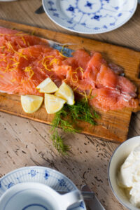 Zart-aromatischer gebeizter Lachs mit Zitrone, Dill und Ahornsirup – einfach gemacht und perfekt als elegante Vorspeise, zum Brunch und f&uuml;r festliche Anl&auml;sse.