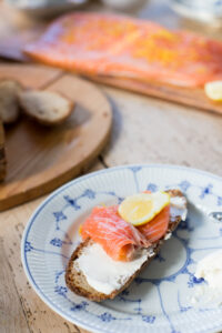 Zart-aromatischer gebeizter Lachs mit Zitrone, Dill und Ahornsirup – einfach gemacht und perfekt als elegante Vorspeise, zum Brunch und f&uuml;r festliche Anl&auml;sse.