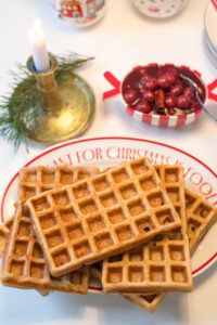 Saftige Lebkuchenwaffeln mit warmen, weihnachtlichen Kirschen – ein schnelles Winterrezept f&uuml;r gem&uuml;tliche Advents- und Weihnachtstage!