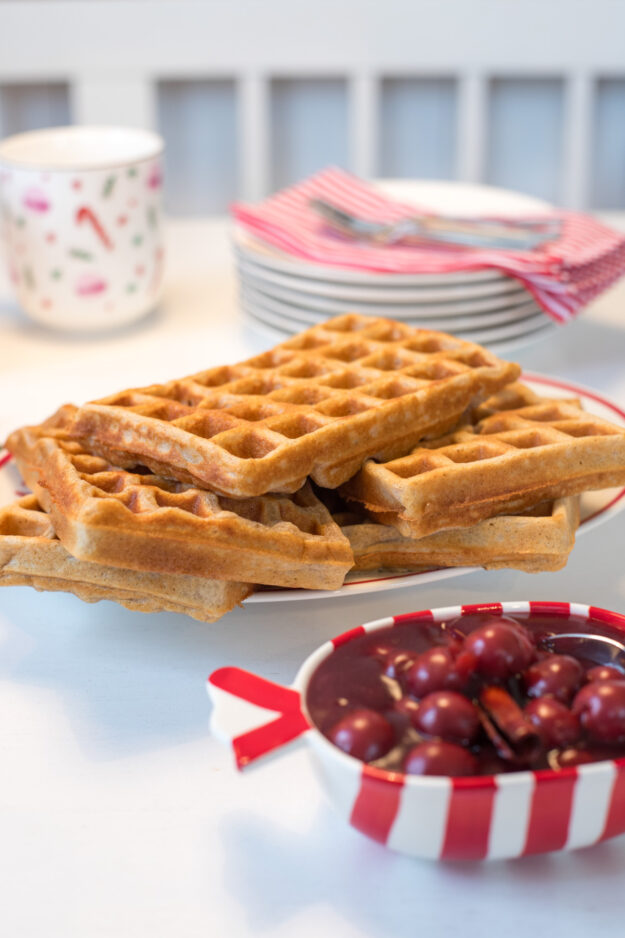 Saftige Lebkuchenwaffeln mit warmen, weihnachtlichen Kirschen – ein schnelles Winterrezept für gemütliche Advents- und Weihnachtstage!