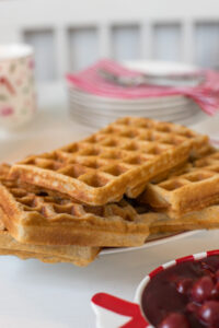 Saftige Lebkuchenwaffeln mit warmen, weihnachtlichen Kirschen – ein schnelles Winterrezept f&uuml;r gem&uuml;tliche Advents- und Weihnachtstage!
