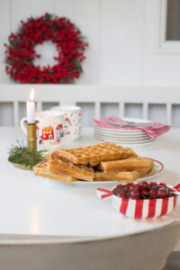Saftige Lebkuchenwaffeln mit warmen, weihnachtlichen Kirschen – ein schnelles Winterrezept f&uuml;r gem&uuml;tliche Advents- und Weihnachtstage!