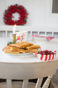 Saftige Lebkuchenwaffeln mit warmen, weihnachtlichen Kirschen – ein schnelles Winterrezept f&uuml;r gem&uuml;tliche Advents- und Weihnachtstage!