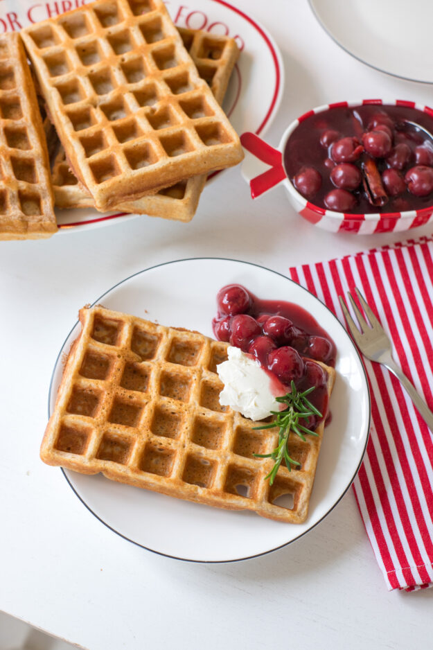 Saftige Lebkuchenwaffeln mit warmen, weihnachtlichen Kirschen – ein schnelles Winterrezept für gemütliche Advents- und Weihnachtstage!
