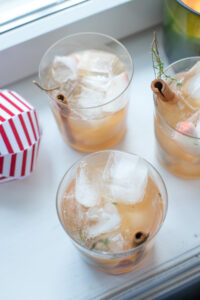 Fruchtiger Lillet Winter Thyme mit Apfel, Zimt und Thymian – der perfekte Winter-Aperitif f&uuml;r gem&uuml;tliche Abende & festliche Anl&auml;sse!