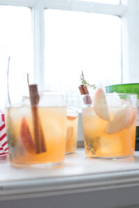 Fruchtiger Lillet Winter Thyme mit Apfel, Zimt und Thymian – der perfekte Winter-Aperitif f&uuml;r gem&uuml;tliche Abende & festliche Anl&auml;sse!