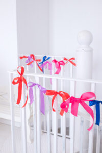 Einfache Schleifen-Girlande aus bunten B&auml;ndern! Perfekt f&uuml;r Partys, Kinderzimmer, Geburtstage oder Weihnachten. Schnell gemacht & super dekorativ.