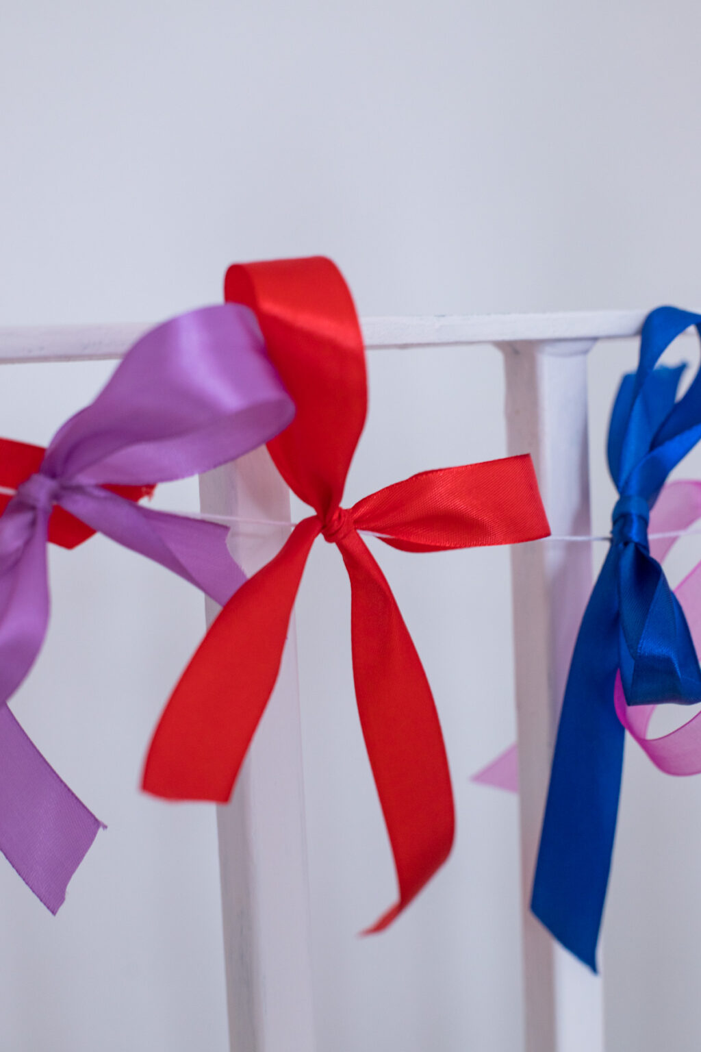 Einfache Schleifen-Girlande aus bunten Bändern! Perfekt für Partys ...