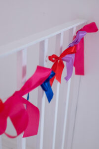 Einfache Schleifen-Girlande aus bunten B&auml;ndern! Perfekt f&uuml;r Partys, Kinderzimmer, Geburtstage oder Weihnachten. Schnell gemacht & super dekorativ.