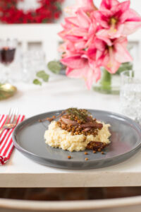 Ein festliches vegetarisches Weihnachten: cremiges Selleriep&uuml;ree, geschmorte Rotwein-Schalotten & Belugalinsen. Aromatisch, elegant & perfekt f&uuml;r die Feiertage!