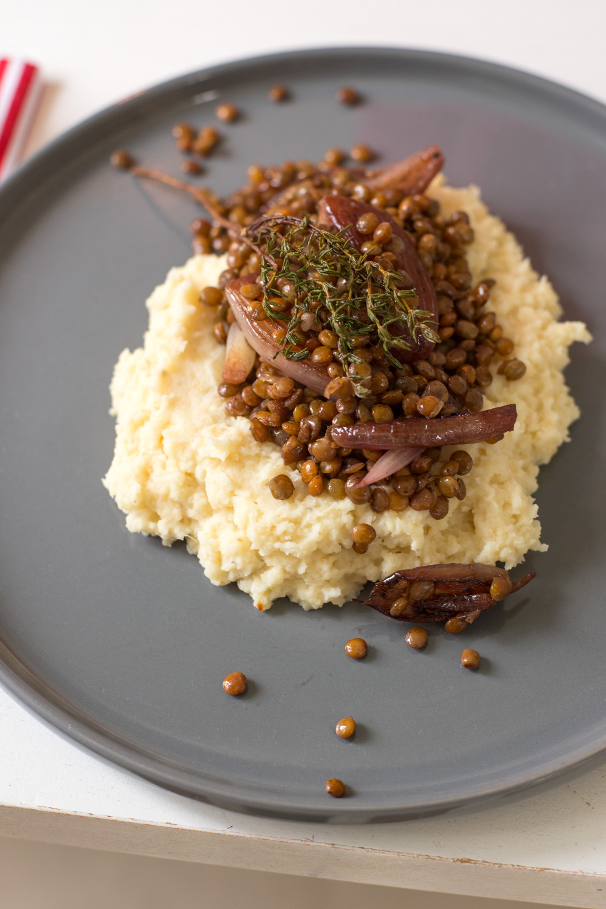 Ein festliches vegetarisches Weihnachten: cremiges Selleriep&uuml;ree, geschmorte Rotwein-Schalotten & Belugalinsen. Aromatisch, elegant & perfekt f&uuml;r die Feiertage!