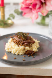 Ein festliches vegetarisches Weihnachten: cremiges Selleriep&uuml;ree, geschmorte Rotwein-Schalotten & Belugalinsen. Aromatisch, elegant & perfekt f&uuml;r die Feiertage!