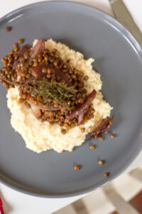 Ein festliches vegetarisches Weihnachten: cremiges Selleriep&uuml;ree, geschmorte Rotwein-Schalotten & Belugalinsen. Aromatisch, elegant & perfekt f&uuml;r die Feiertage!