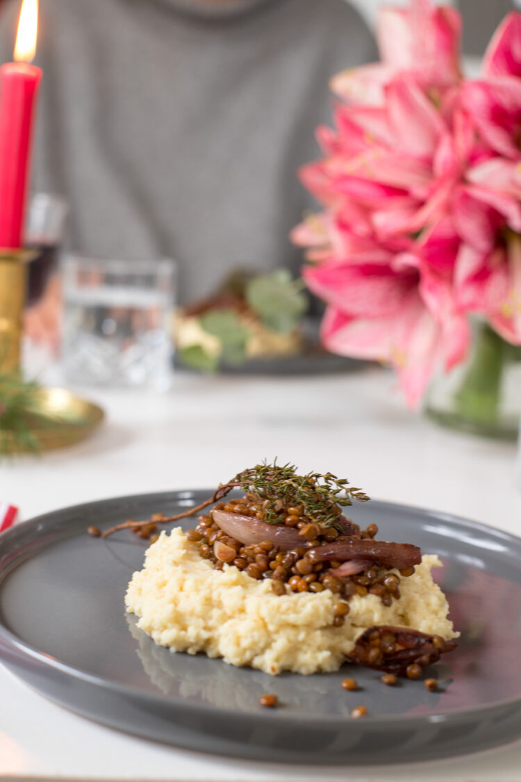 Ein festliches vegetarisches Weihnachten: cremiges Selleriepüree, geschmorte Rotwein-Schalotten & Belugalinsen. Aromatisch, elegant & perfekt für die Feiertage!