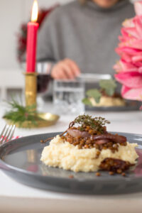 Ein festliches vegetarisches Weihnachten: cremiges Selleriep&uuml;ree, geschmorte Rotwein-Schalotten & Belugalinsen. Aromatisch, elegant & perfekt f&uuml;r die Feiertage!