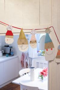 Zaubert eine niedliche Weihnachtsmann-Girlande aus bunten Papieren! Einfaches DIY f&uuml;r Kinder & Erwachsene, perfekt f&uuml;r Fenster, T&uuml;ren oder den Tannenbaum.