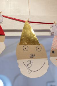 Zaubert eine niedliche Weihnachtsmann-Girlande aus bunten Papieren! Einfaches DIY f&uuml;r Kinder & Erwachsene, perfekt f&uuml;r Fenster, T&uuml;ren oder den Tannenbaum.