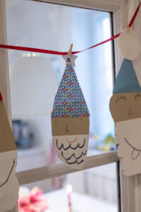 Zaubert eine niedliche Weihnachtsmann-Girlande aus bunten Papieren! Einfaches DIY f&uuml;r Kinder & Erwachsene, perfekt f&uuml;r Fenster, T&uuml;ren oder den Tannenbaum.