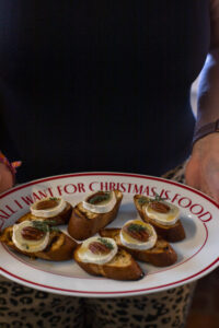 Knusprige Mini-Schnittchen mit Ziegenk&auml;se, Honig, Pekann&uuml;ssen & Thymian – die perfekte, schnelle Vorspeise f&uuml;r Weihnachten & gem&uuml;tliche Abende.