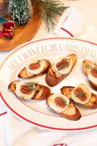 Knusprige Mini-Schnittchen mit Ziegenk&auml;se, Honig, Pekann&uuml;ssen & Thymian – die perfekte, schnelle Vorspeise f&uuml;r Weihnachten & gem&uuml;tliche Abende.