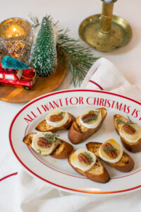 Knusprige Mini-Schnittchen mit Ziegenk&auml;se, Honig, Pekann&uuml;ssen & Thymian – die perfekte, schnelle Vorspeise f&uuml;r Weihnachten & gem&uuml;tliche Abende.