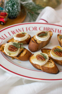 Knusprige Mini-Schnittchen mit Ziegenk&auml;se, Honig, Pekann&uuml;ssen & Thymian – die perfekte, schnelle Vorspeise f&uuml;r Weihnachten & gem&uuml;tliche Abende.