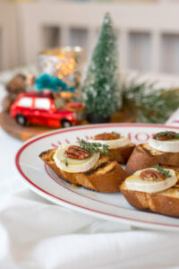 Knusprige Mini-Schnittchen mit Ziegenk&auml;se, Honig, Pekann&uuml;ssen & Thymian – die perfekte, schnelle Vorspeise f&uuml;r Weihnachten & gem&uuml;tliche Abende.