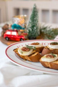 Knusprige Mini-Schnittchen mit Ziegenk&auml;se, Honig, Pekann&uuml;ssen & Thymian – die perfekte, schnelle Vorspeise f&uuml;r Weihnachten & gem&uuml;tliche Abende.