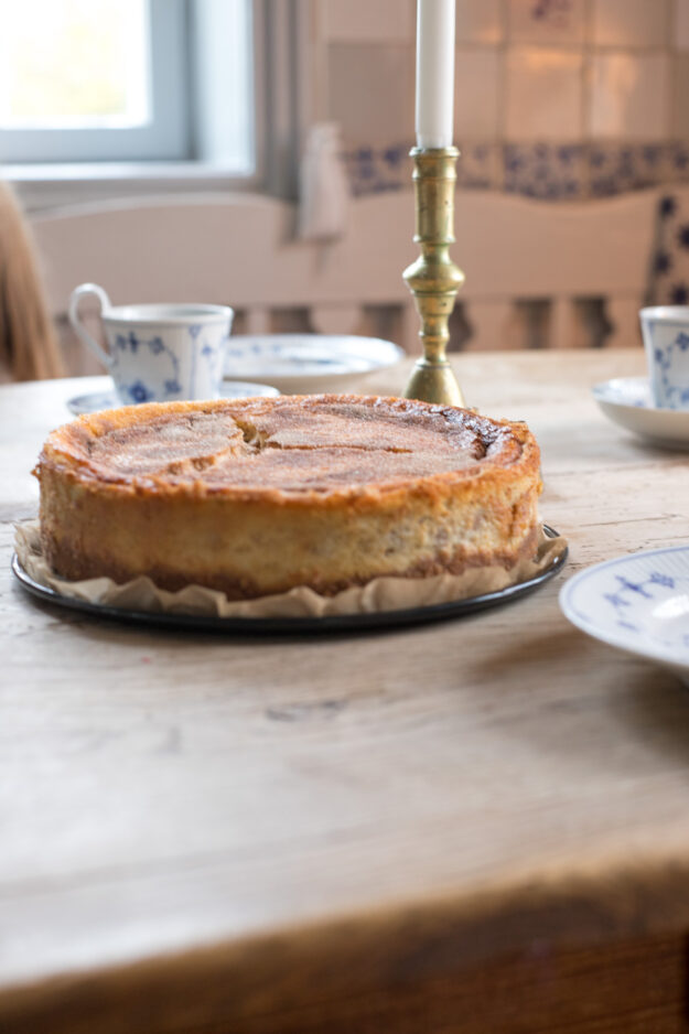 Cremiger Rahmkuchen mit feinem Mürbeteig und knuspriger Zimt-Zucker-Kruste – ein einfacher Klassiker, den wirklich jeder gerne mag!