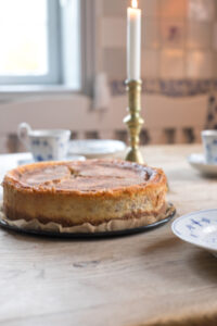 Cremiger Rahmkuchen mit feinem M&uuml;rbeteig und knuspriger Zimt-Zucker-Kruste – ein einfacher Klassiker, den wirklich jeder gerne mag!