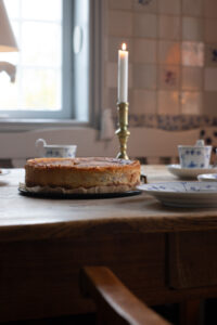 Cremiger Rahmkuchen mit feinem M&uuml;rbeteig und knuspriger Zimt-Zucker-Kruste – ein einfacher Klassiker, den wirklich jeder gerne mag!