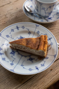 Cremiger Rahmkuchen mit feinem M&uuml;rbeteig und knuspriger Zimt-Zucker-Kruste – ein einfacher Klassiker, den wirklich jeder gerne mag!