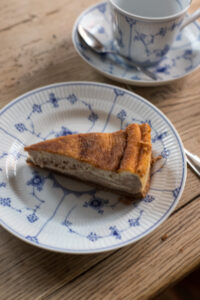 Cremiger Rahmkuchen mit feinem M&uuml;rbeteig und knuspriger Zimt-Zucker-Kruste – ein einfacher Klassiker, den wirklich jeder gerne mag!