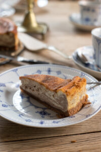Cremiger Rahmkuchen mit feinem M&uuml;rbeteig und knuspriger Zimt-Zucker-Kruste – ein einfacher Klassiker, den wirklich jeder gerne mag!