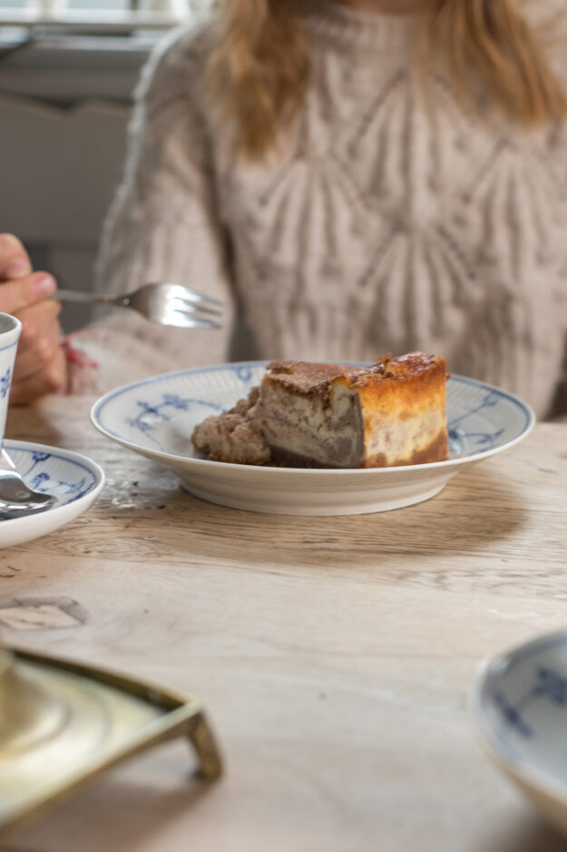 Cremiger Rahmkuchen mit feinem Mürbeteig und knuspriger Zimt-Zucker-Kruste – ein einfacher Klassiker, den wirklich jeder gerne mag!