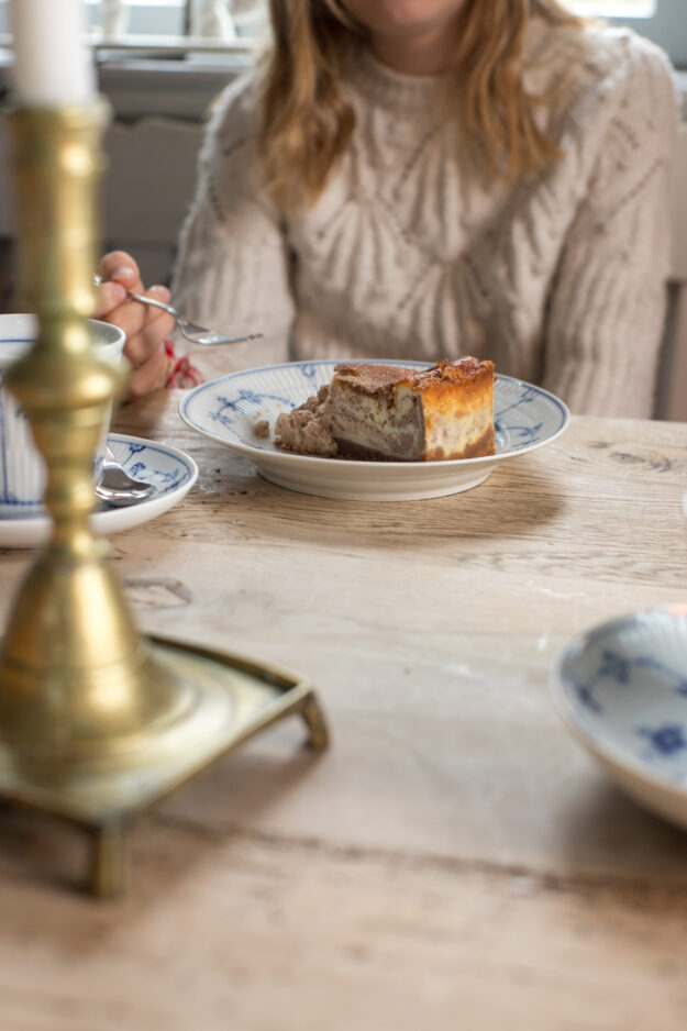 Cremiger Rahmkuchen mit feinem Mürbeteig und knuspriger Zimt-Zucker-Kruste – ein einfacher Klassiker, den wirklich jeder gerne mag!