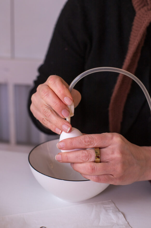Ostereier ganz einfach auspusten: Mit einem Inhalator gelingt es schnell und sauber. Perfekt für schöne, leere Eier zum Bemalen und Dekorieren.