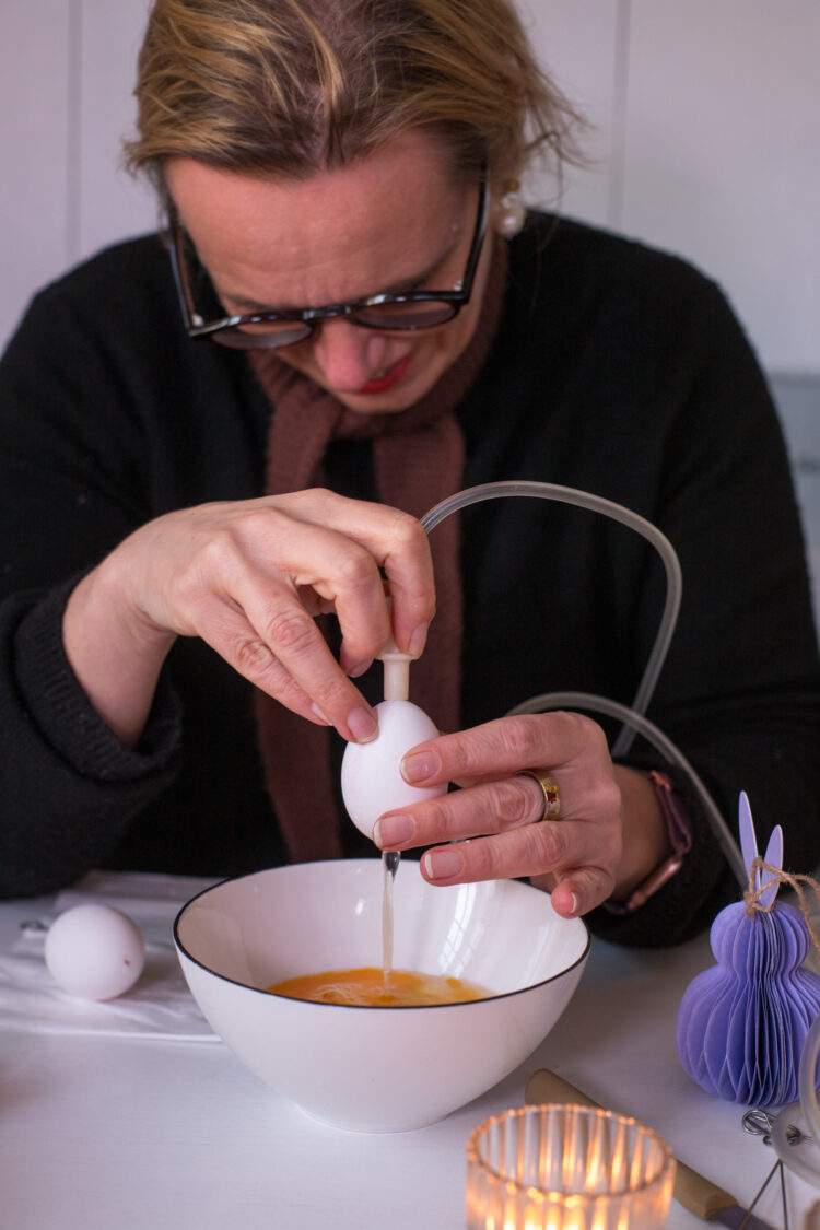 Ostereier ganz einfach auspusten: Mit einem Inhalator gelingt es schnell und sauber. Perfekt für schöne, leere Eier zum Bemalen und Dekorieren.