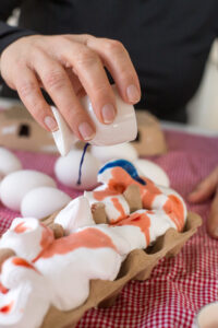 Eier f&auml;rben mit Rasierschaum: einfacher Oster-Hack mit Wow-Effekt. Schnell gemacht, wundersch&ouml;ne Muster und perfekt f&uuml;r Kinder.