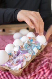 Eier f&auml;rben mit Rasierschaum: einfacher Oster-Hack mit Wow-Effekt. Schnell gemacht, wundersch&ouml;ne Muster und perfekt f&uuml;r Kinder.