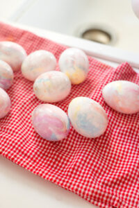 Eier f&auml;rben mit Rasierschaum: einfacher Oster-Hack mit Wow-Effekt. Schnell gemacht, wundersch&ouml;ne Muster und perfekt f&uuml;r Kinder.