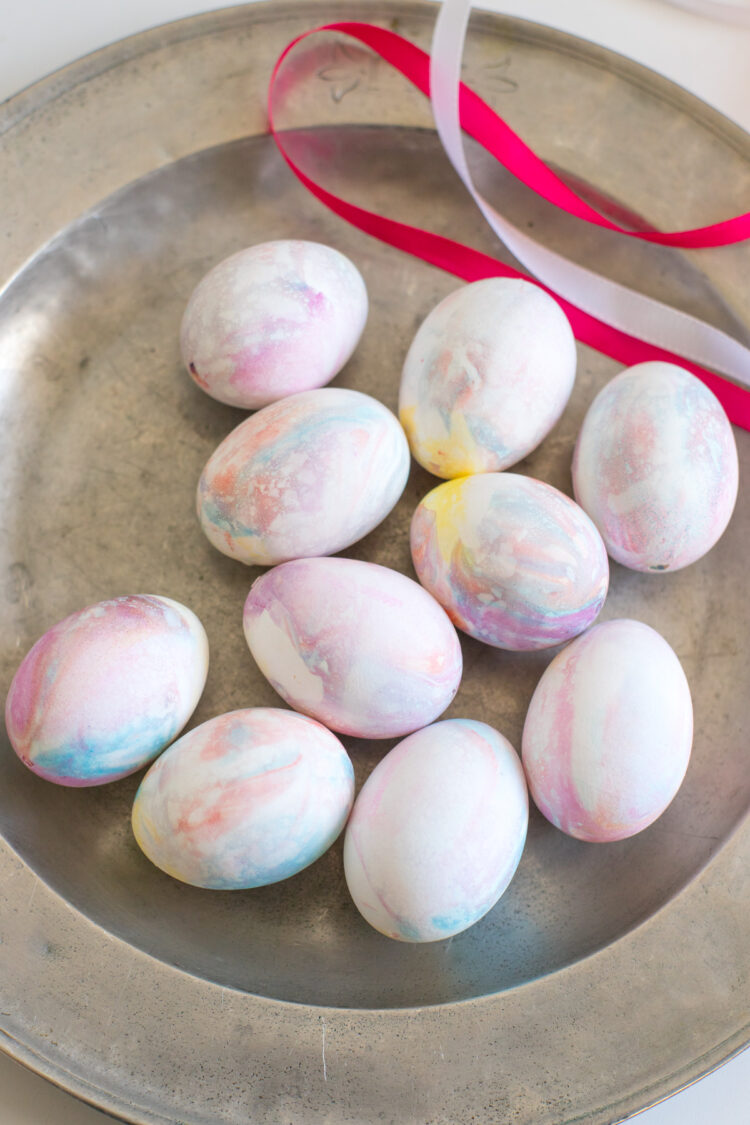 Eier färben mit Rasierschaum: einfacher Oster-Hack mit Wow-Effekt. Schnell gemacht, wunderschöne Muster und perfekt für Kinder.