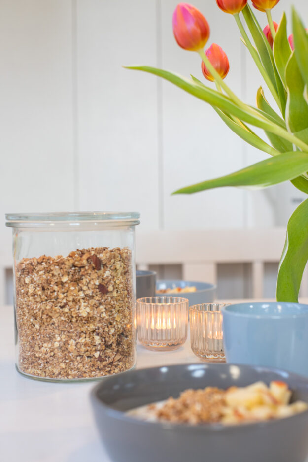 Selbstgemachtes Granola mit Haferflocken, Mandeln, Amaranth und Ahornsirup. Knusprig gebacken und perfekt für Joghurt, Milch oder Smoothie-Bowls.